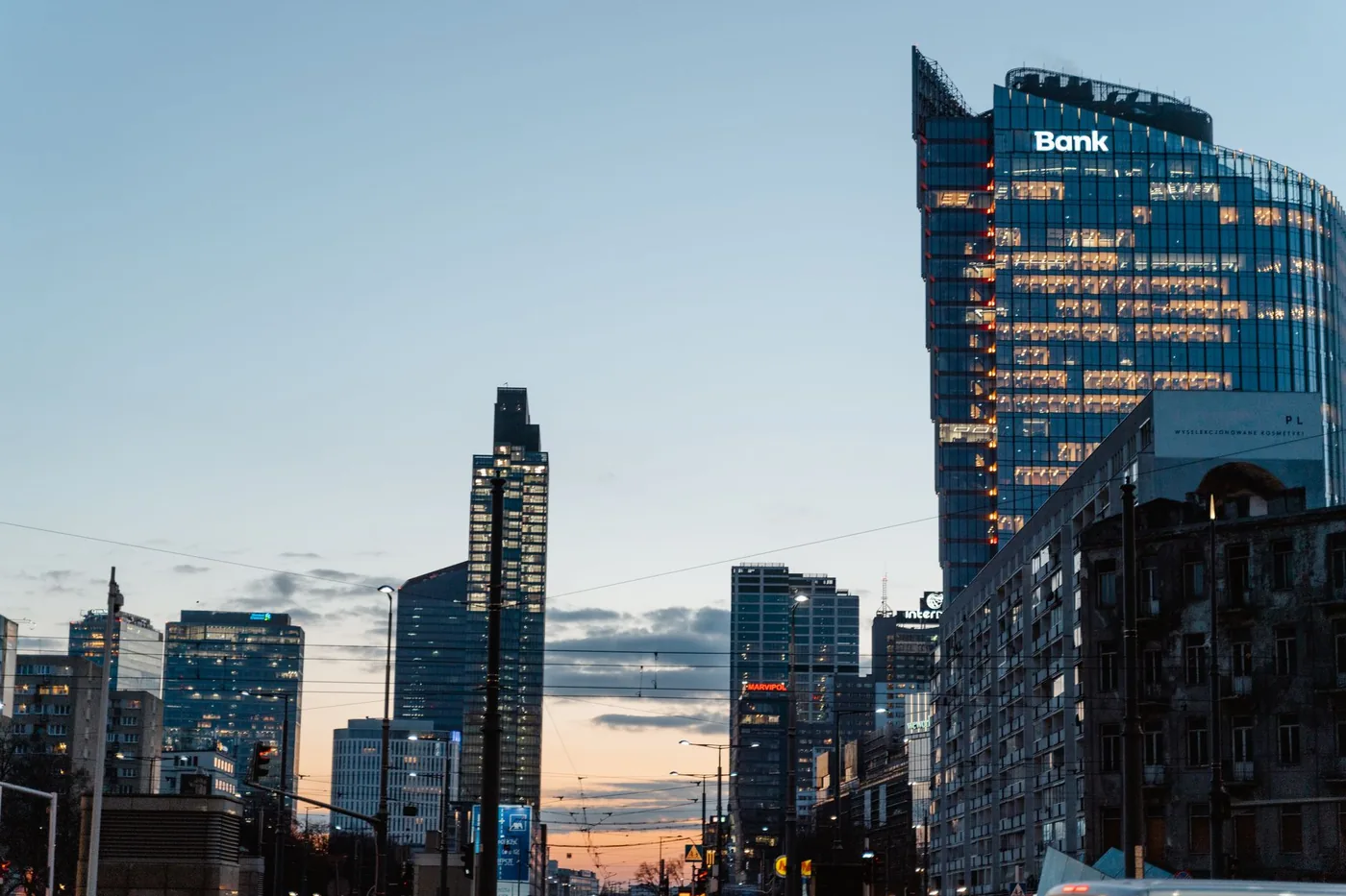 mrakodrapy města s nápisem Bank za soumraku