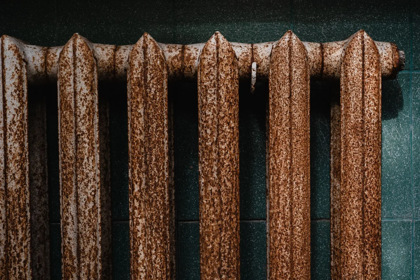 detail zrezivělého litinového radiátoru