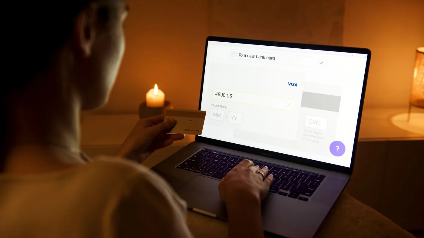 žena zadává platbu kartou na notebooku