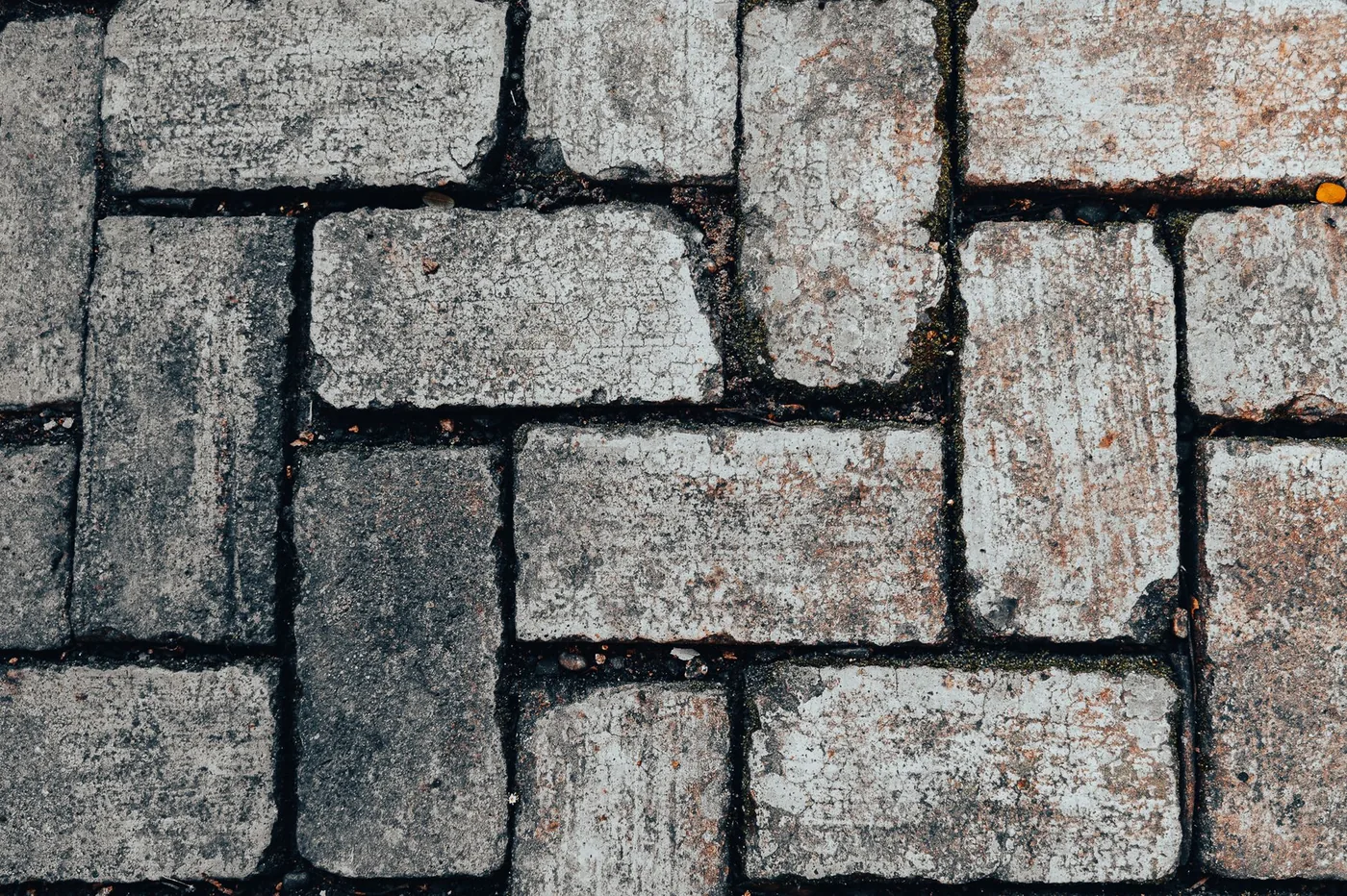 detail nepravidelné kamenné dlažby na terase