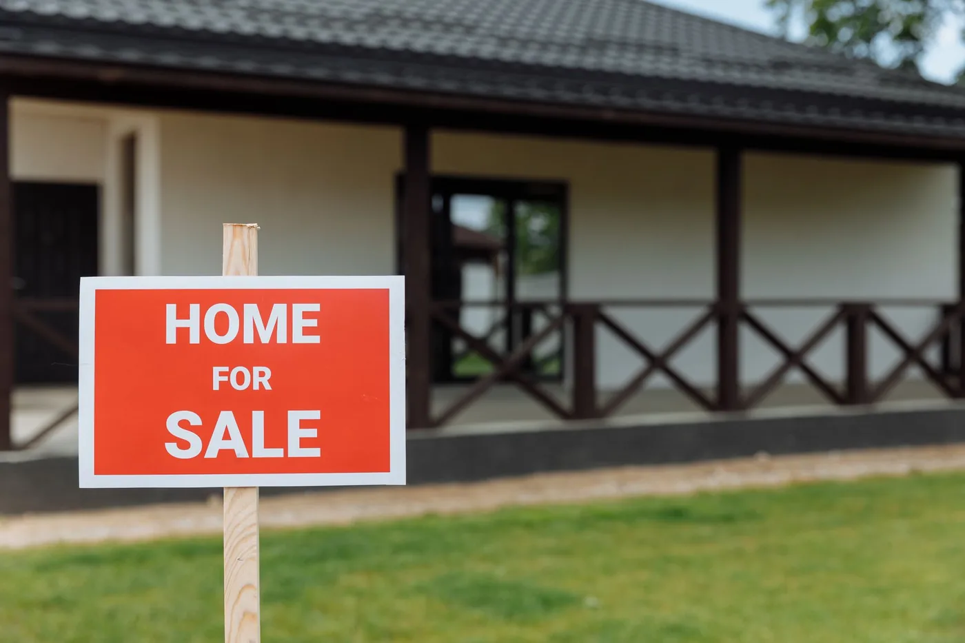 cedule Home for sale před domem