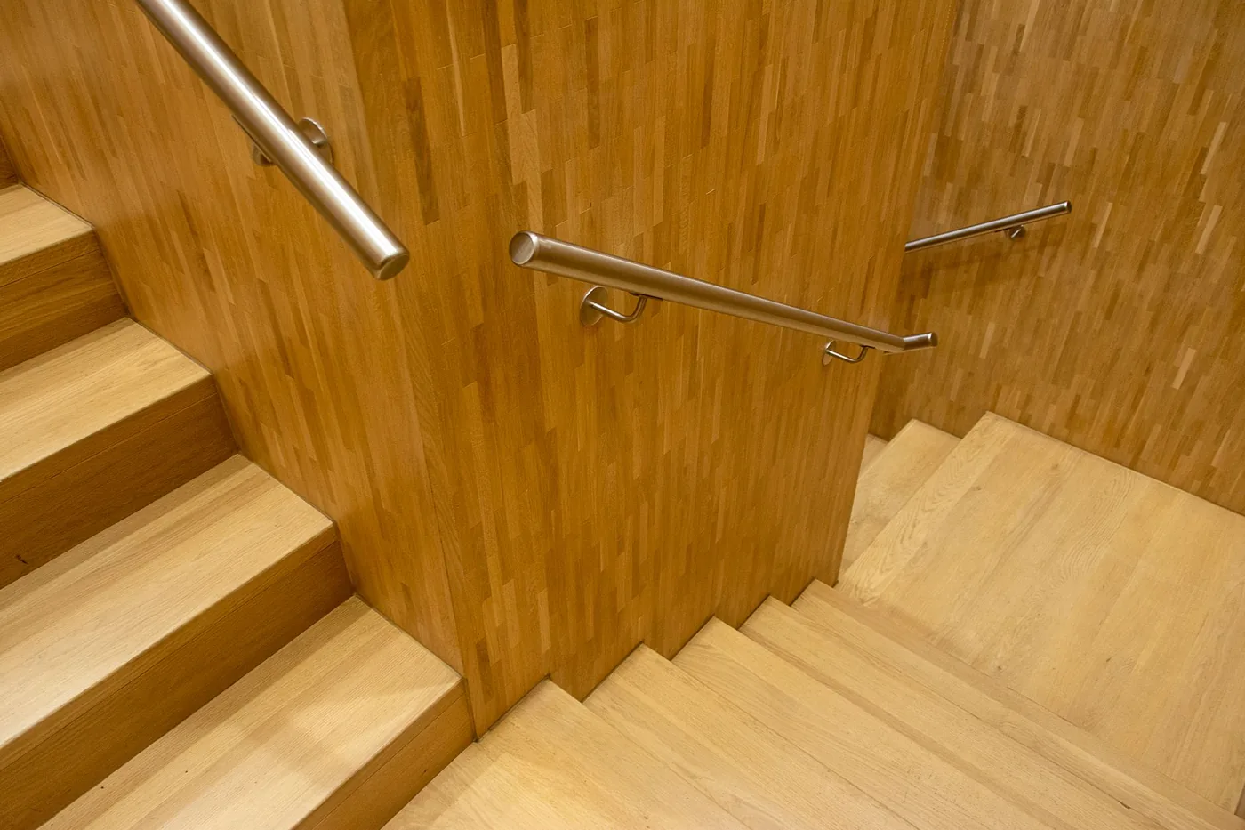 moderní dřevěné schodiště s kovovým zábradlím