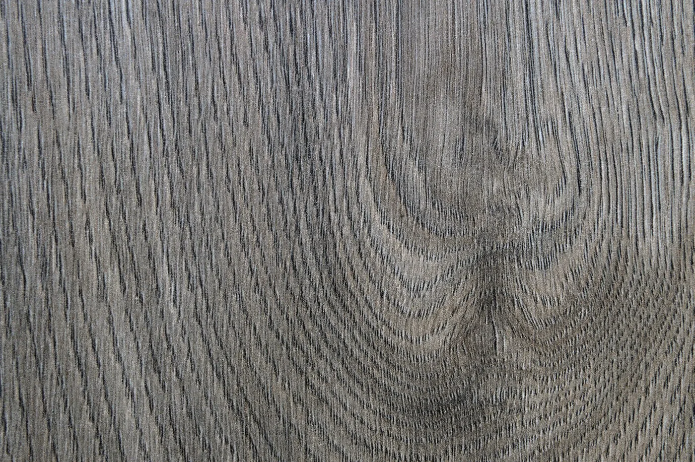 detail dřevěné dýhy s výraznou kresbou