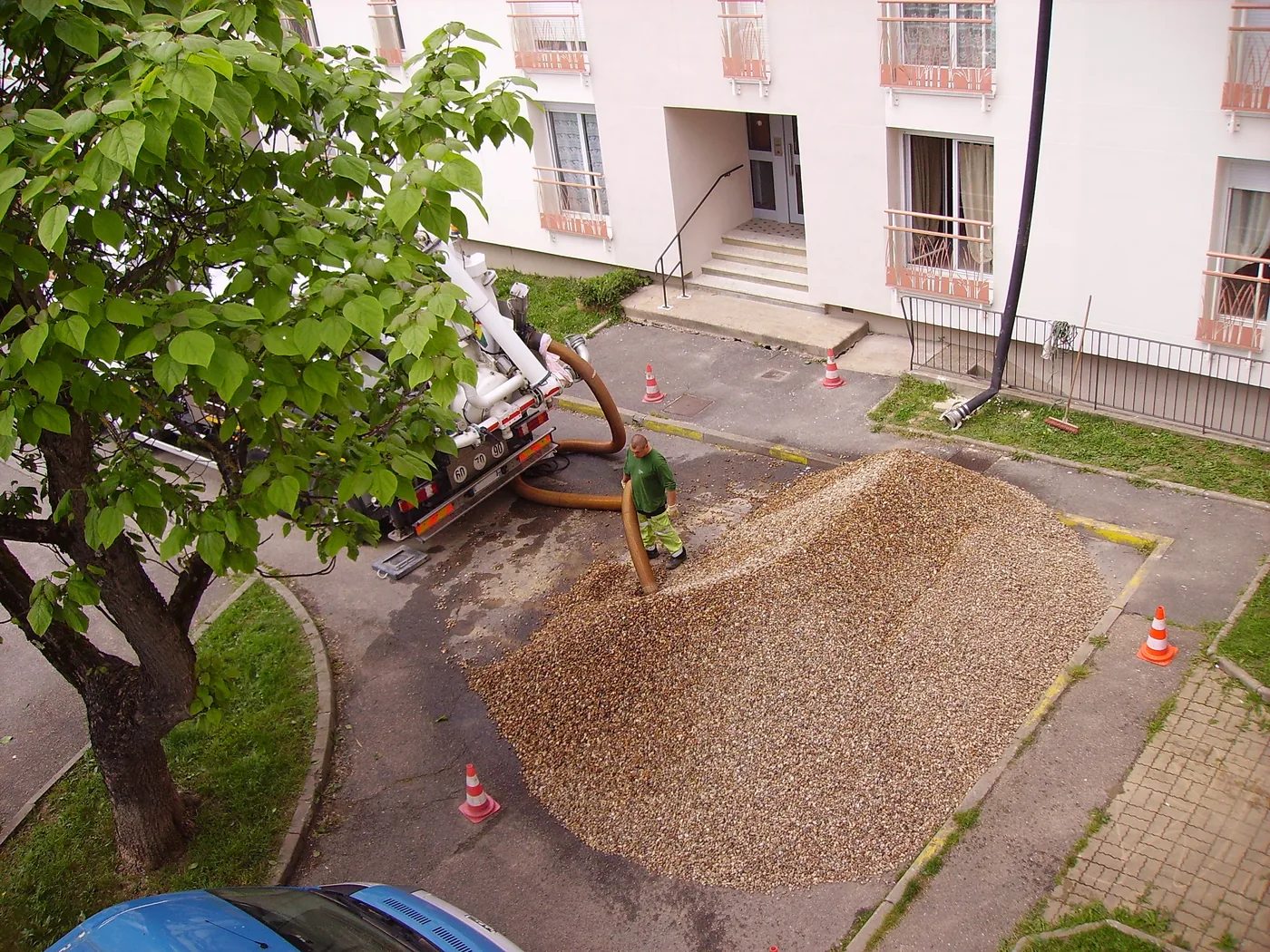 dodávka štěrku k bytovému domu
