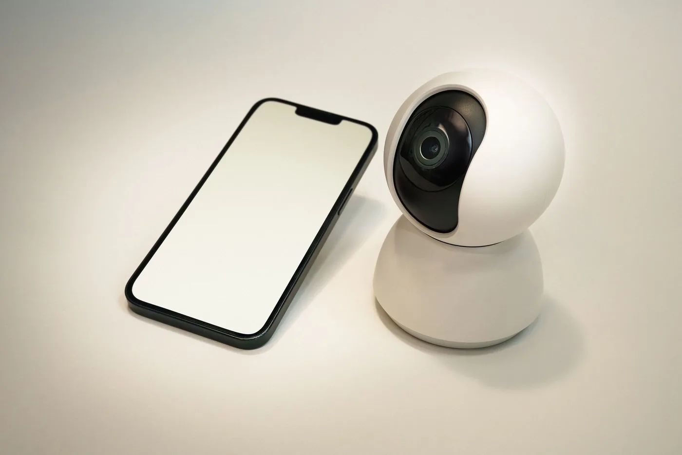 chytrá kamera vedle mobilu s prázdnou obrazovkou