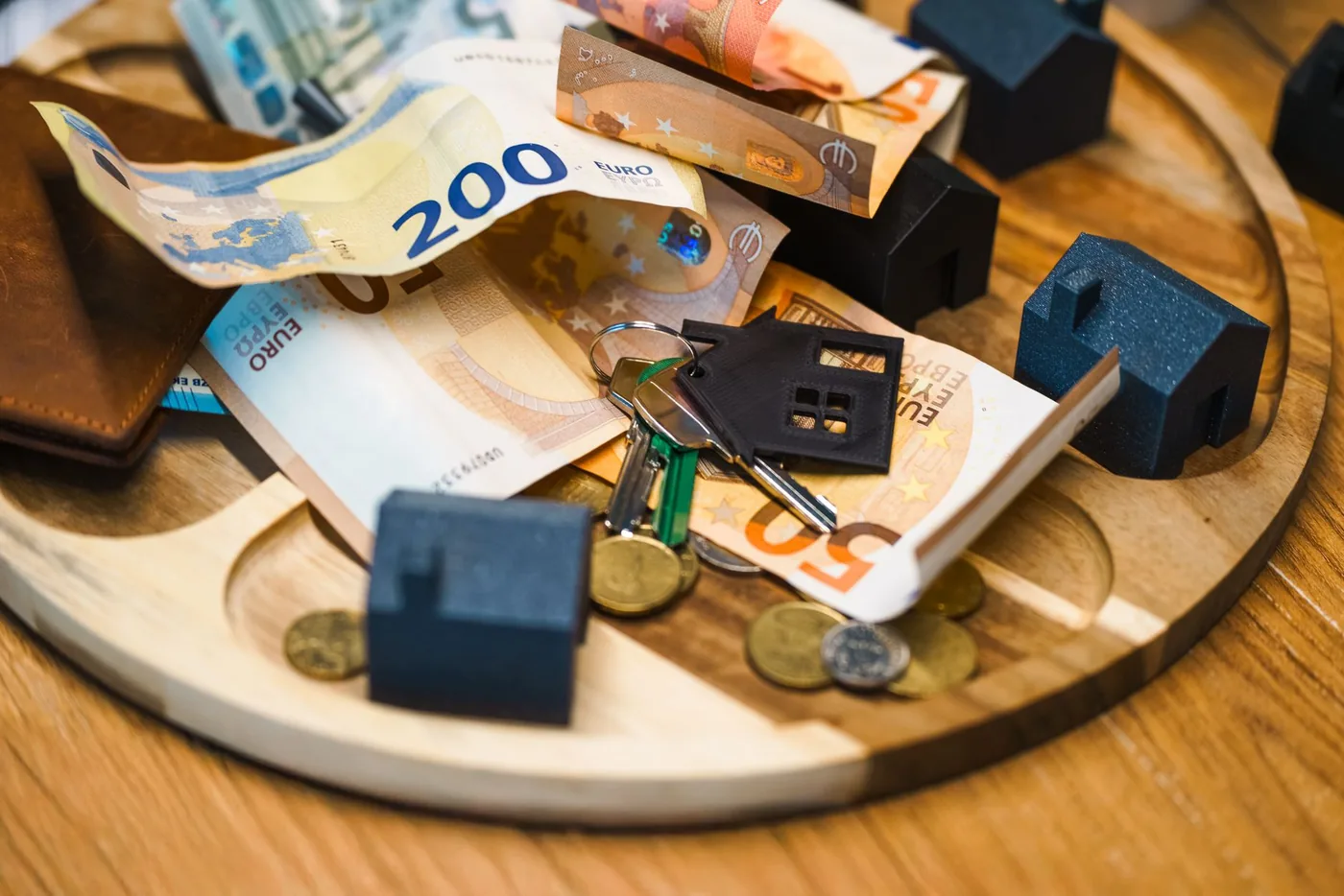 eurobankovky s klíčem a domky