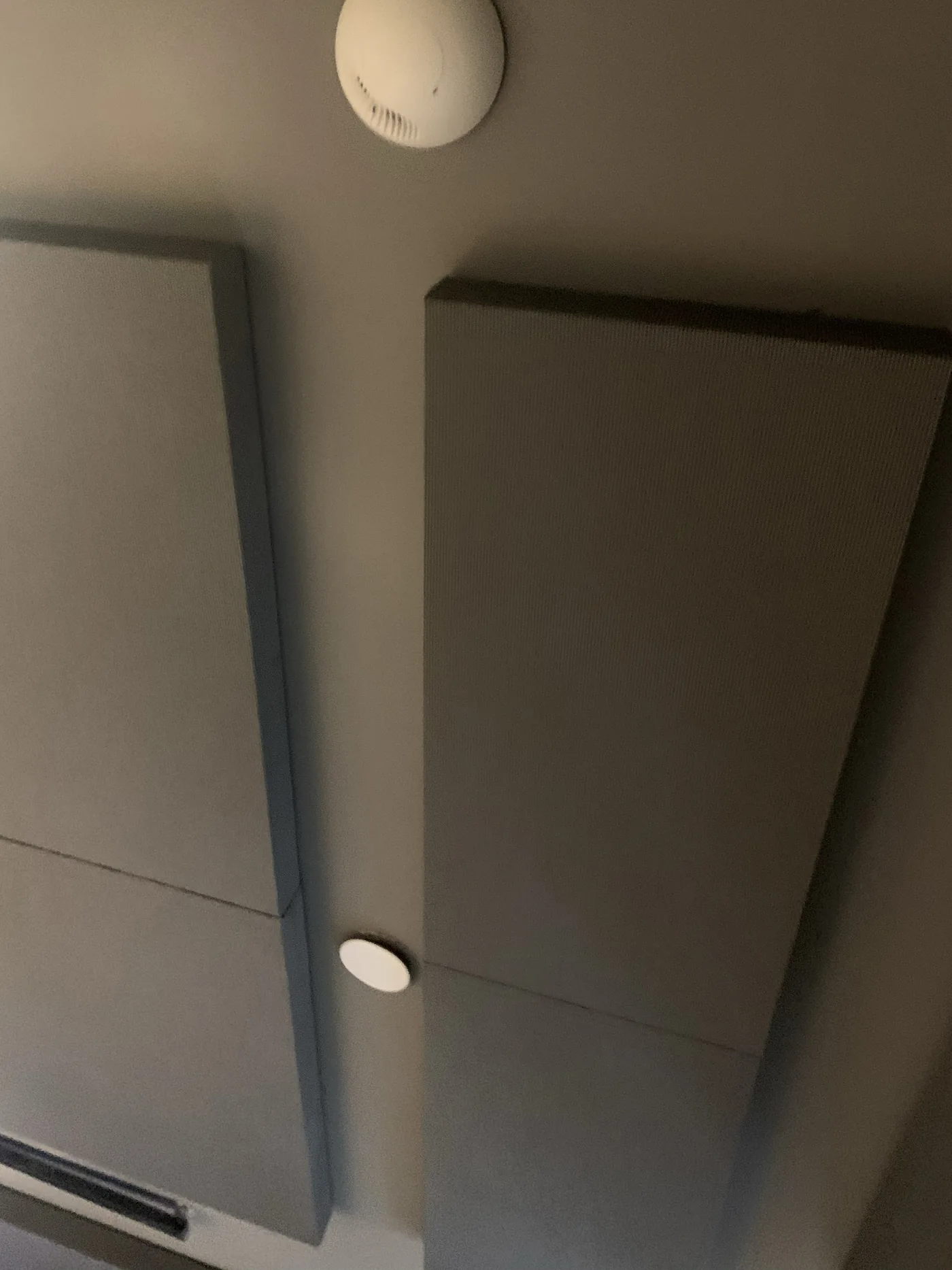 akustické panely zavěšené na stropě