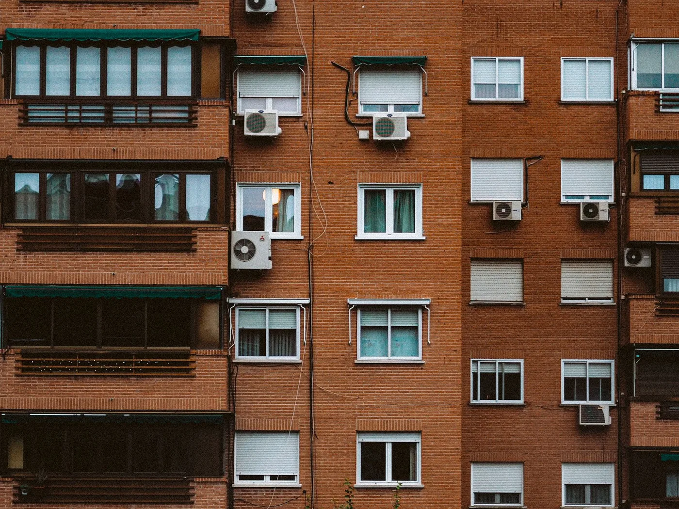 cihlový dům s venkovními klimatizačními jednotkami