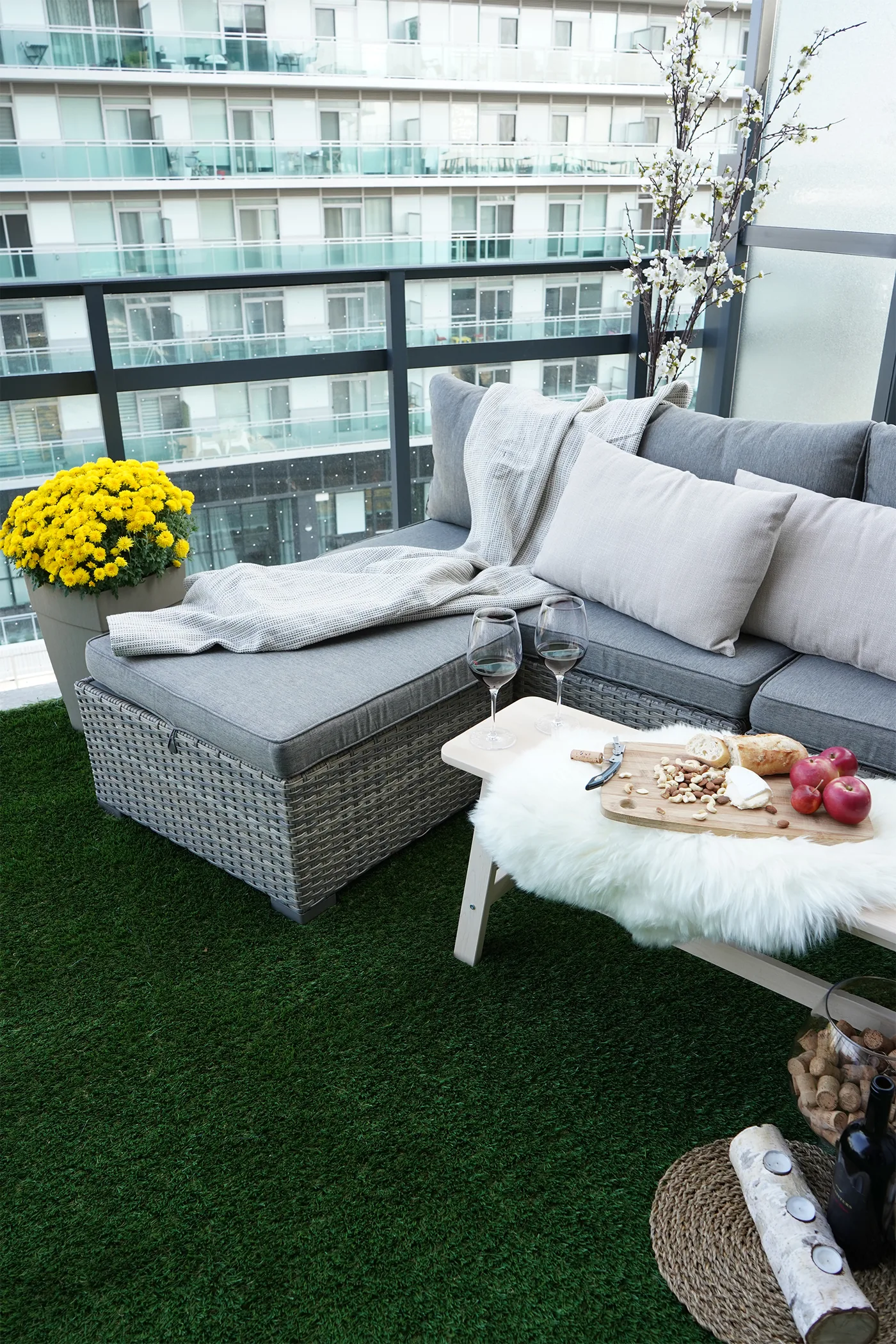 balkon s umělým trávníkem a ratanovým posezením