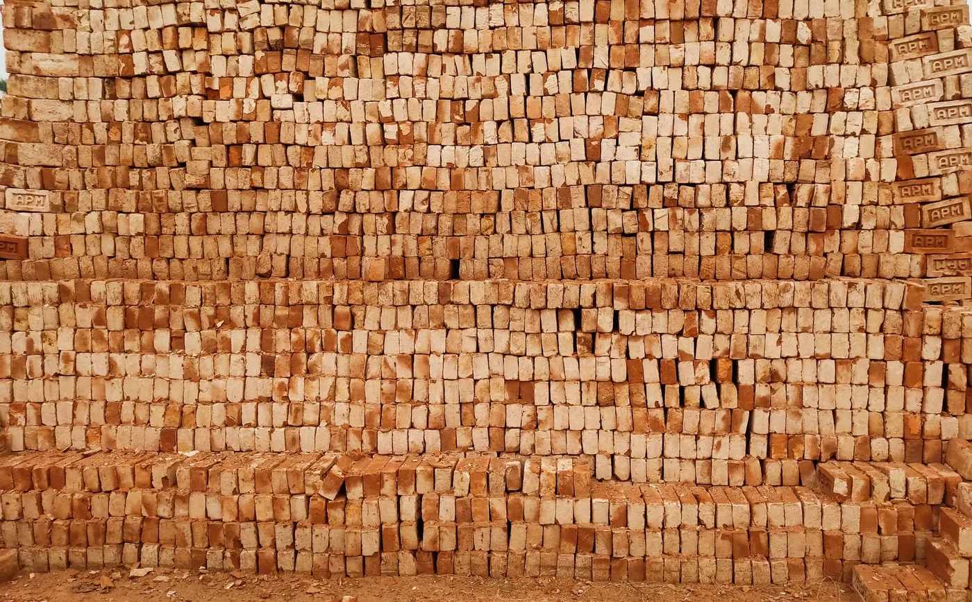 úhledně narovnané cihly na stavbě