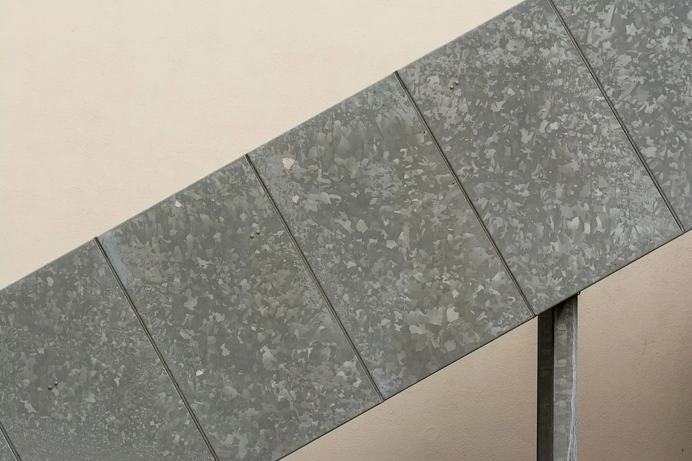 detail pozinkovaného kovového schodiště