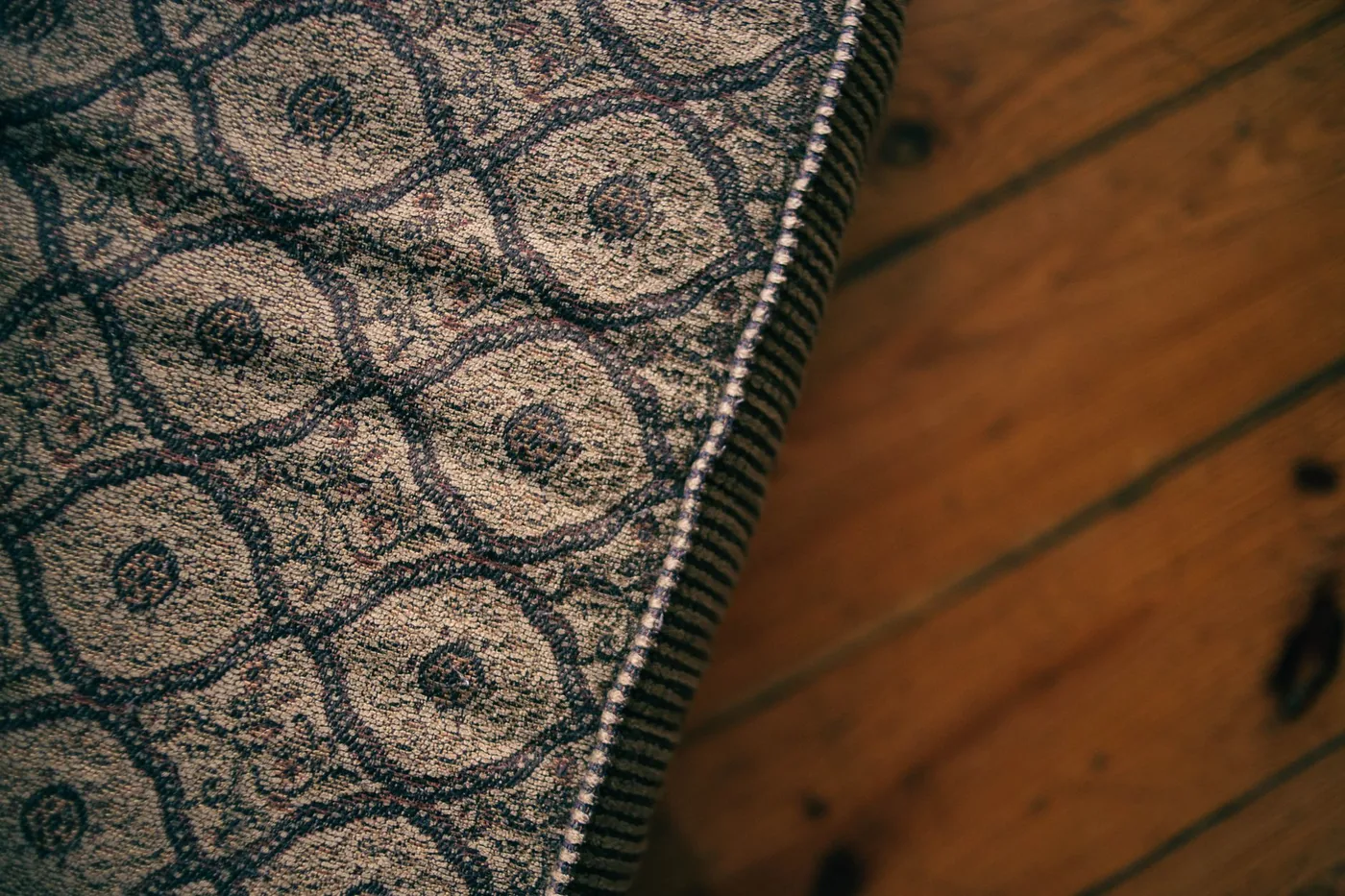 detail vzorované matrace položené na dřevěné podlaze