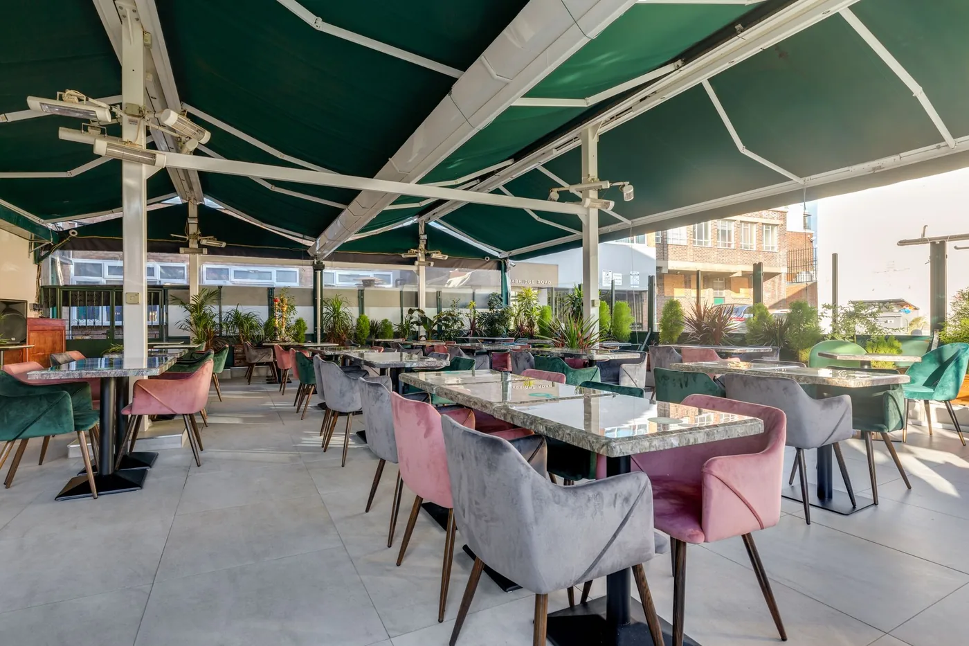 velká zelená markýza na terase restaurace