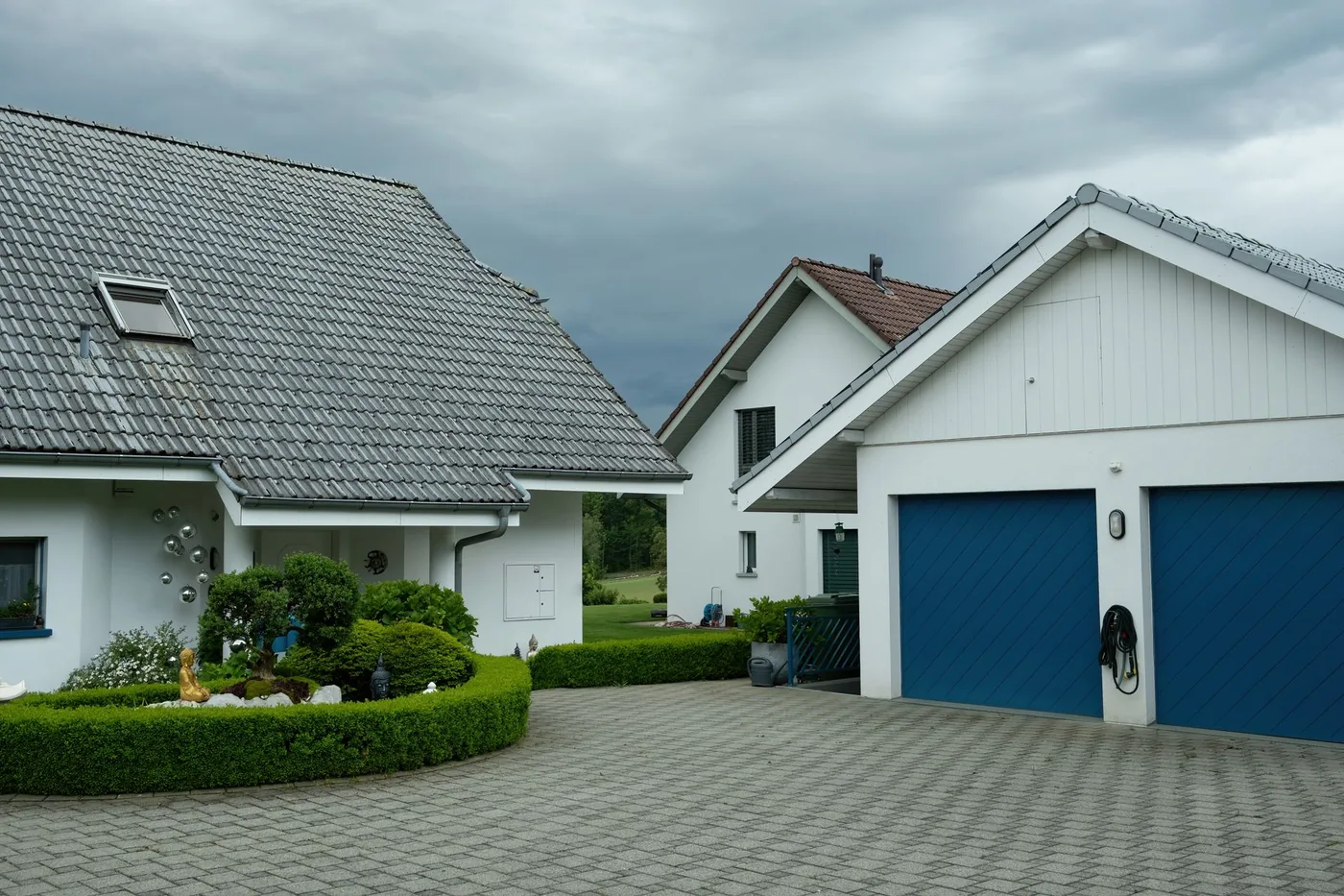 rodinný dům s přistavěnou garáží s modrými vraty