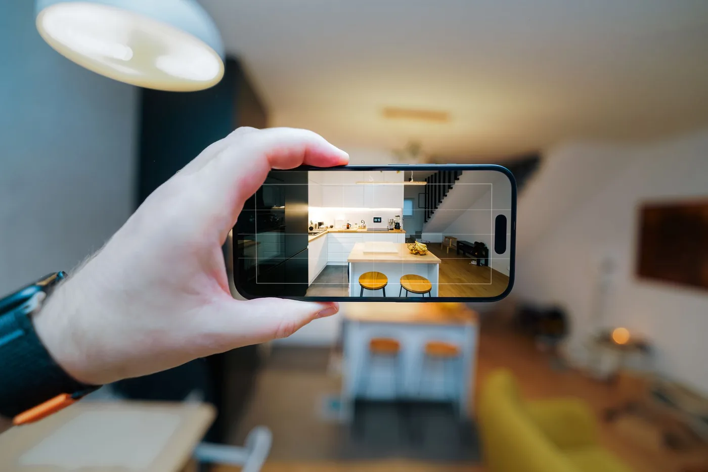 ruka fotí mobilem interiér kuchyně