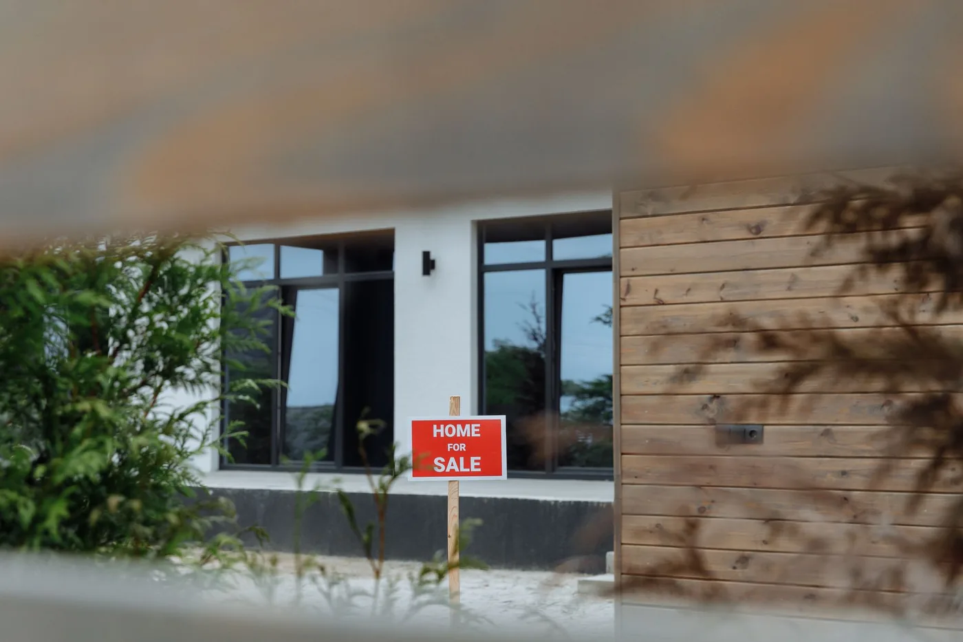 novostavba s cedulí dům na prodej