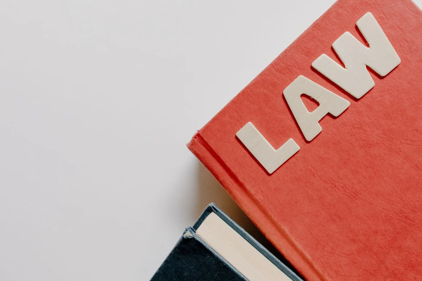 kniha s nápisem LAW na bílém pozadí
