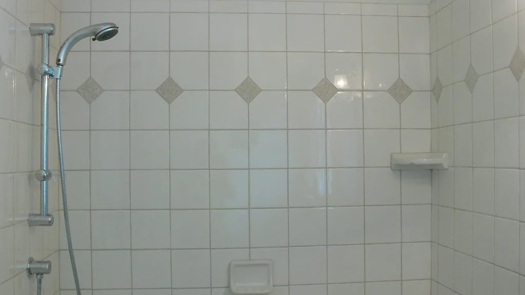 sprchový kout s bílým vzorovaným obkladem
