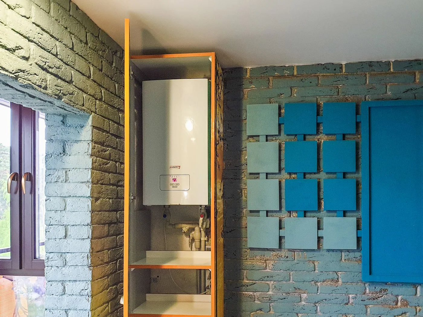 plynový kotel zabudovaný ve skříňové nice