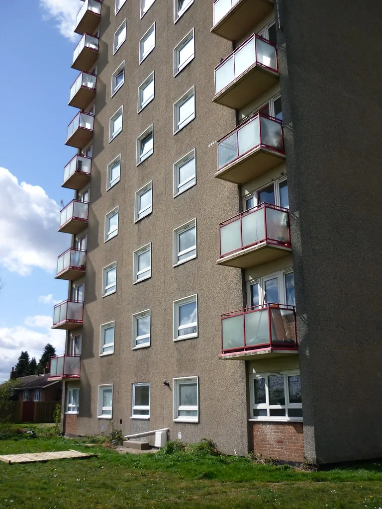 fasáda bytového domu s balkony