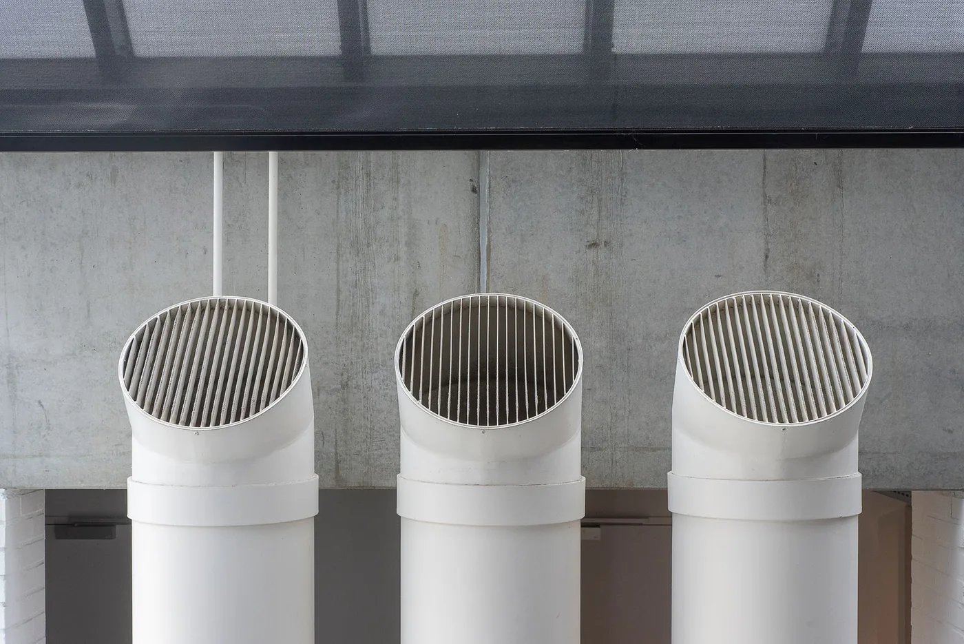 tři kulaté ventilační vývody s mřížkou