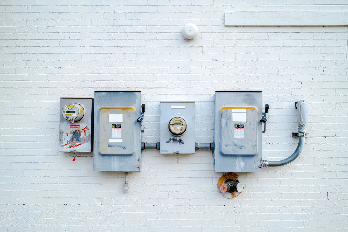 elektroměr a rozváděcí skříně na zdi domu