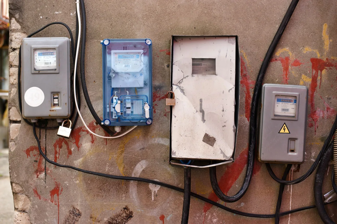 elektroměr a přídavné skříně na zdi