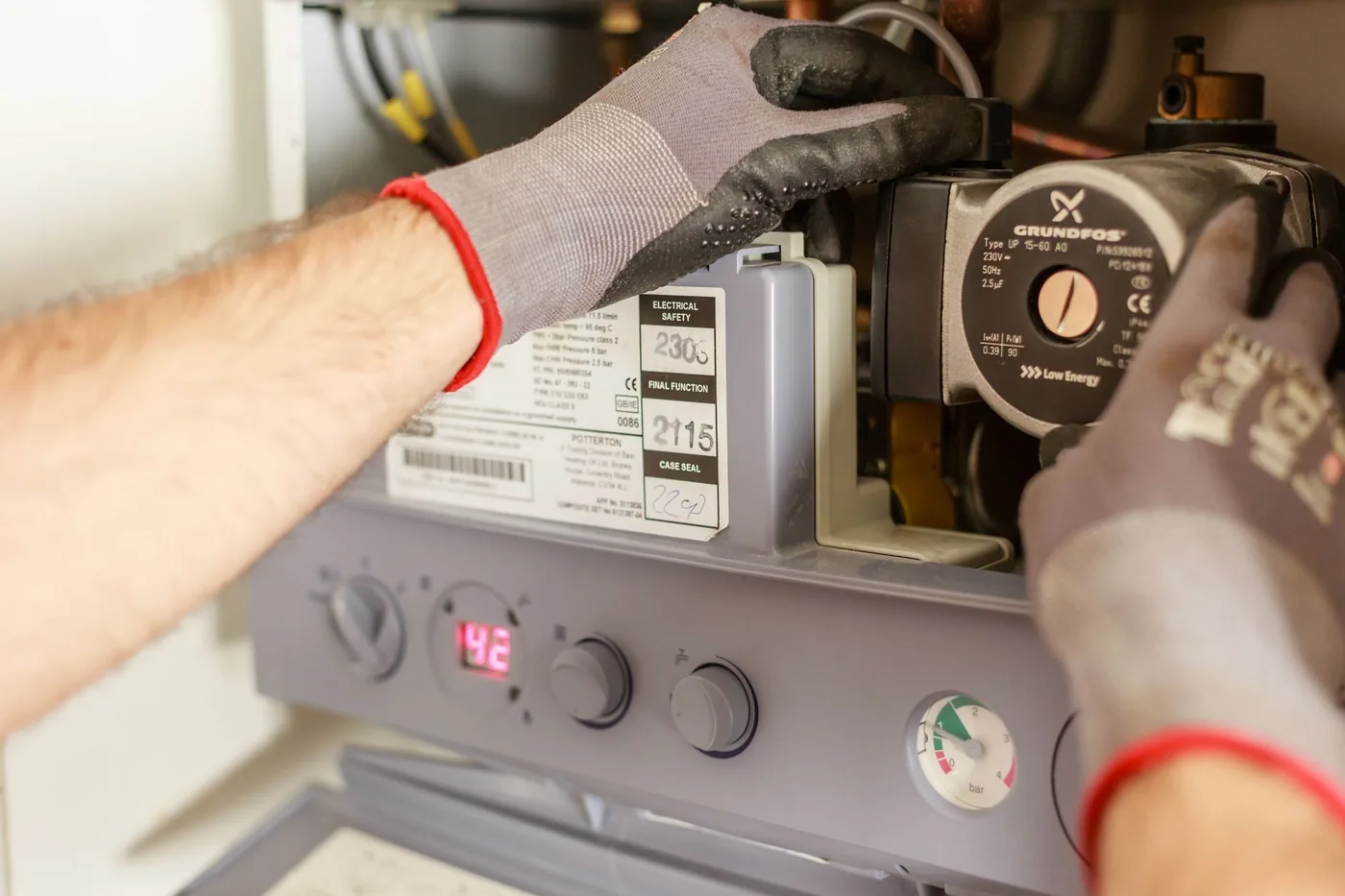 technik servisuje čerpadlo uvnitř kotle