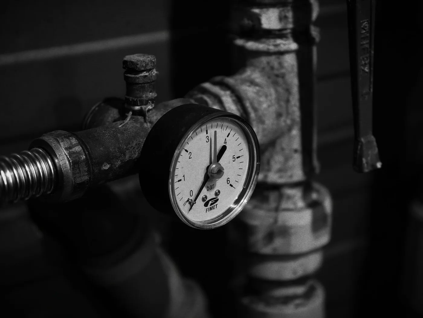detail tlakoměru na plynovém potrubí