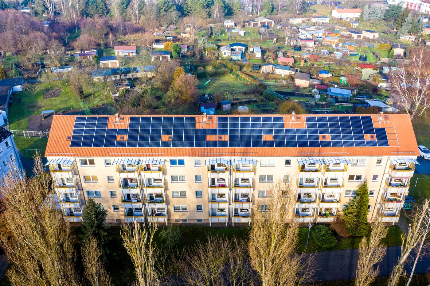 fotovoltaické panely na střeše bytového domu