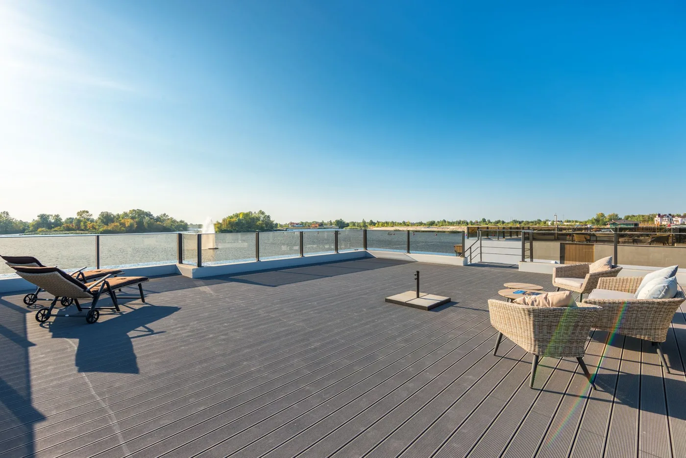 moderní terasa z kompozitních prken u vody