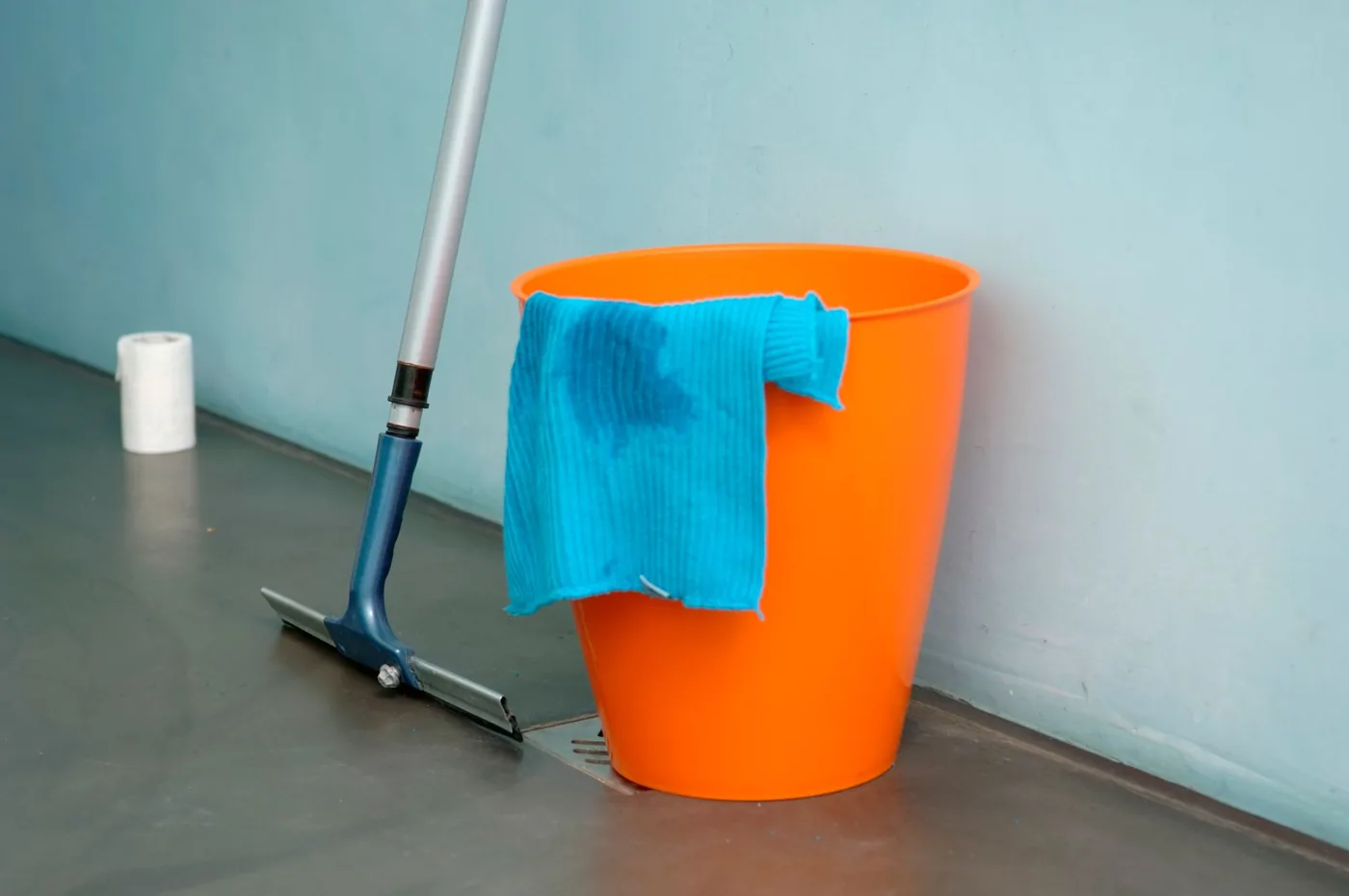 oranžový kbelík, mop a modrý hadr