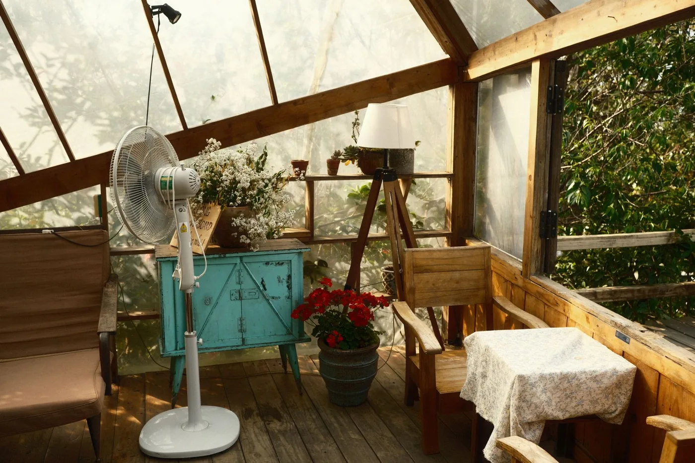 bílý stojanový ventilátor na prosluněné verandě