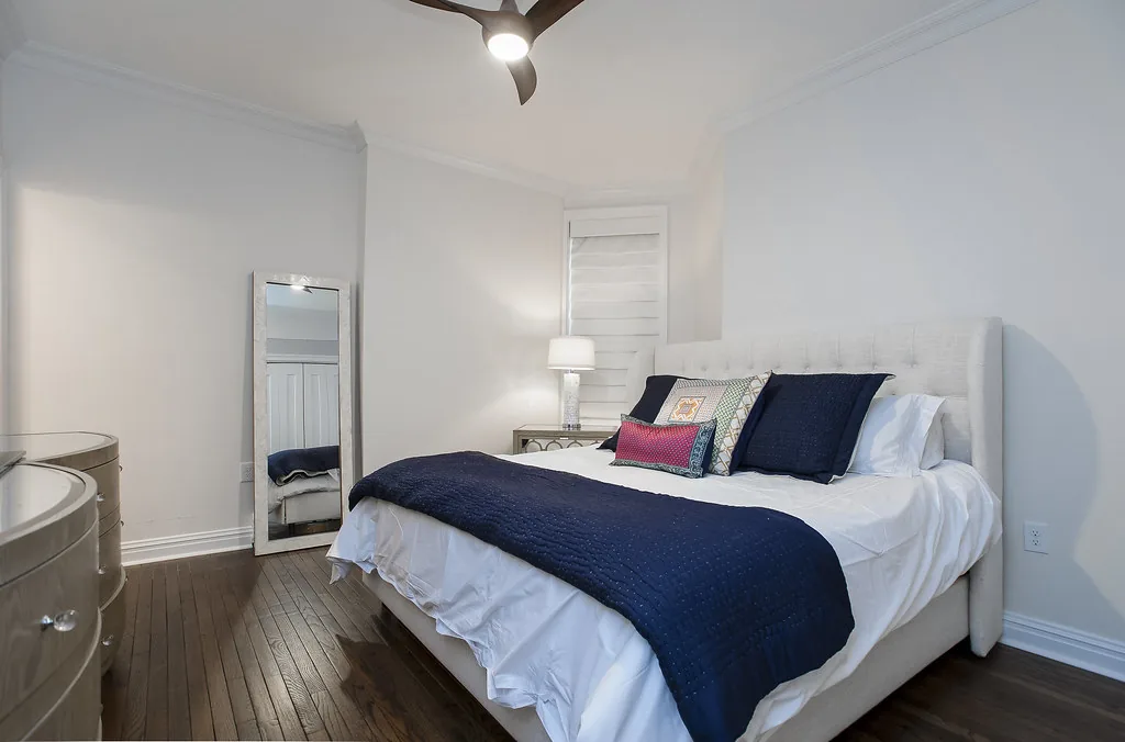 moderní ložnice se stropním ventilátorem