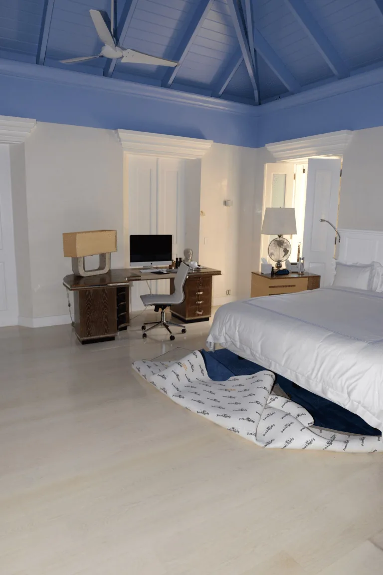 stropní ventilátor ve světlé moderní ložnici