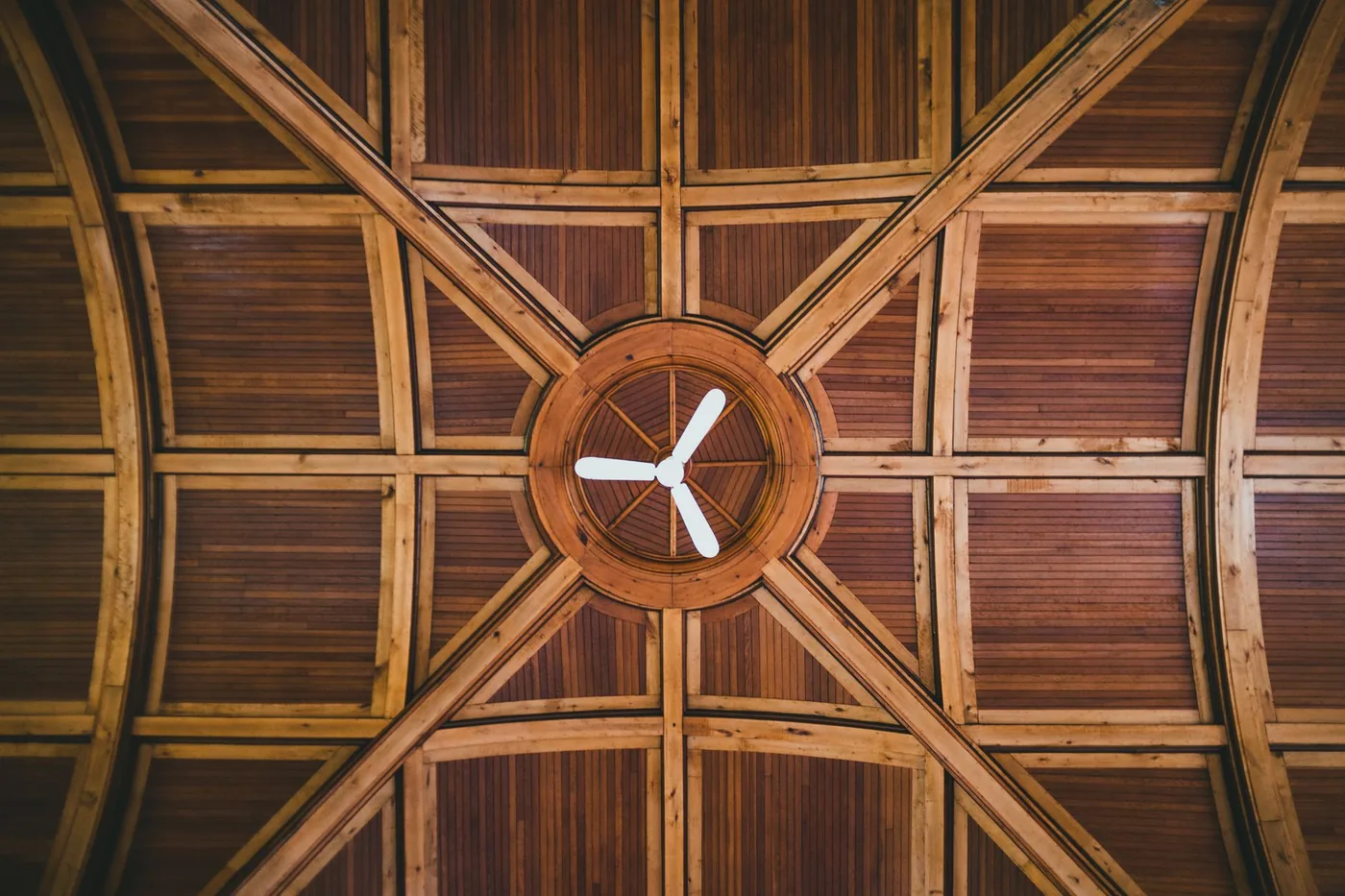 detail stropního ventilátoru na dřevěném stropě