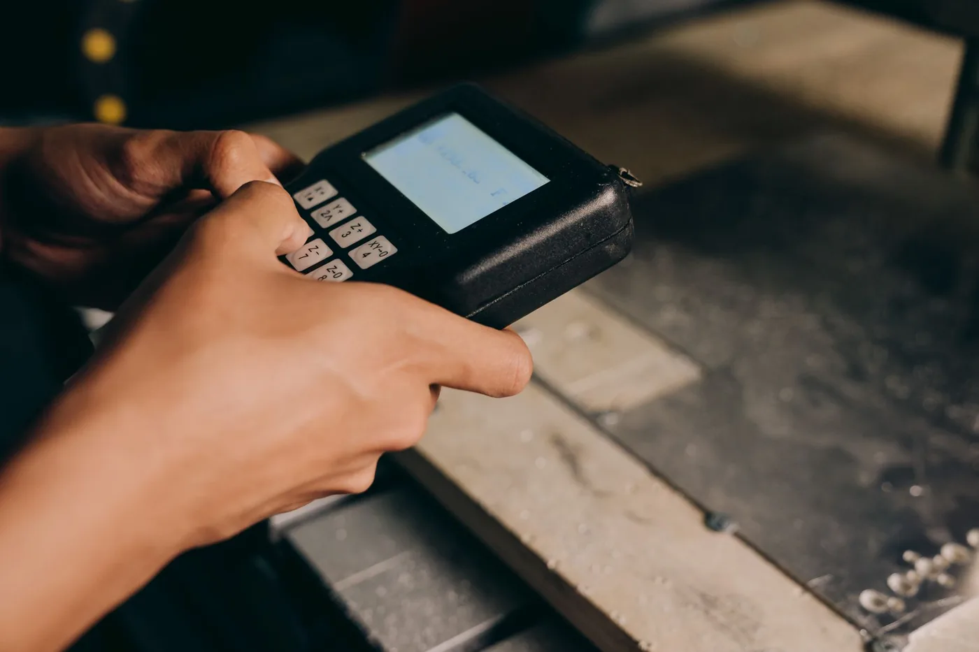 technik drží ruční odečítací zařízení