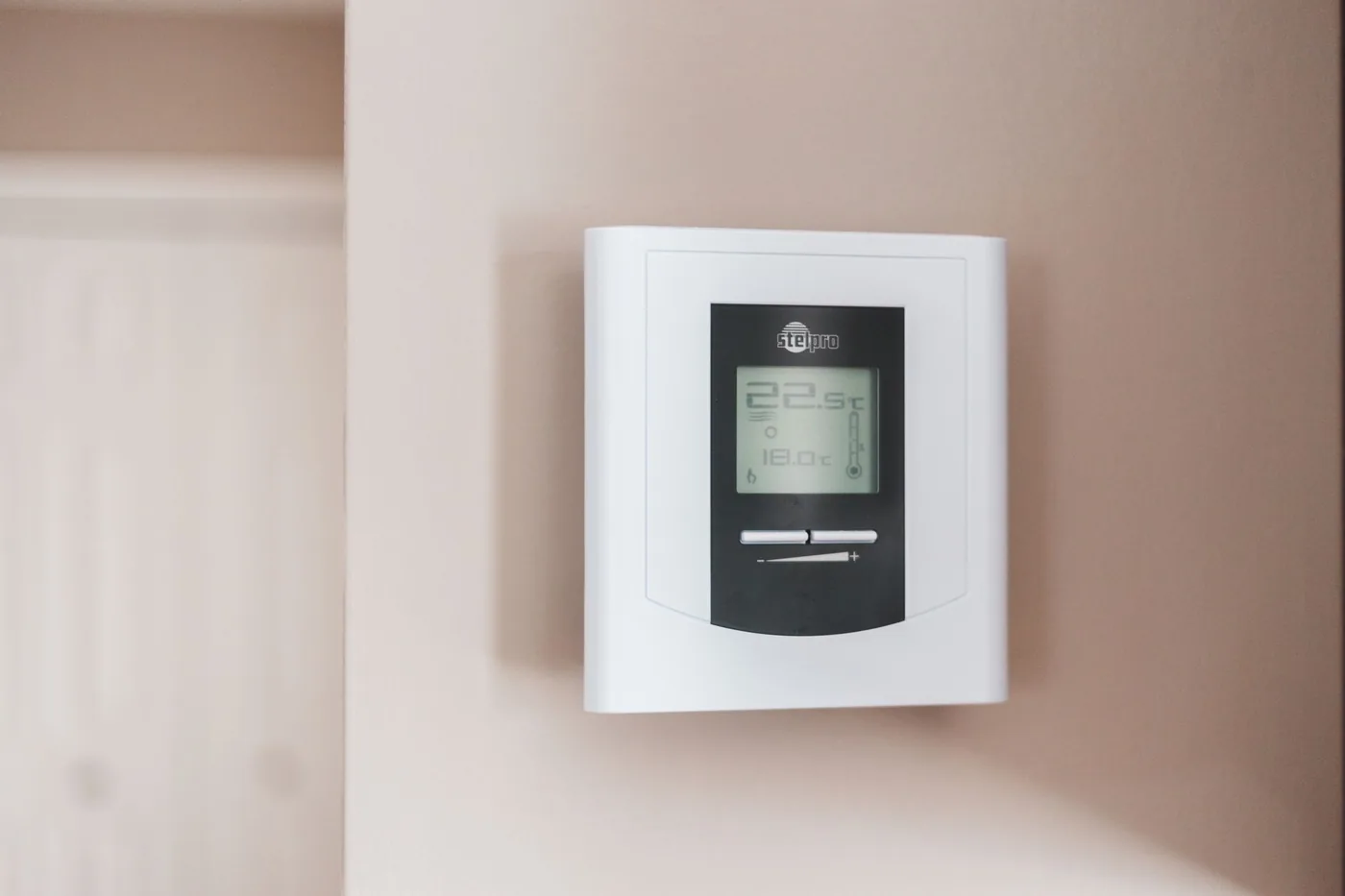 digitální termostat na stěně ukazuje teplotu