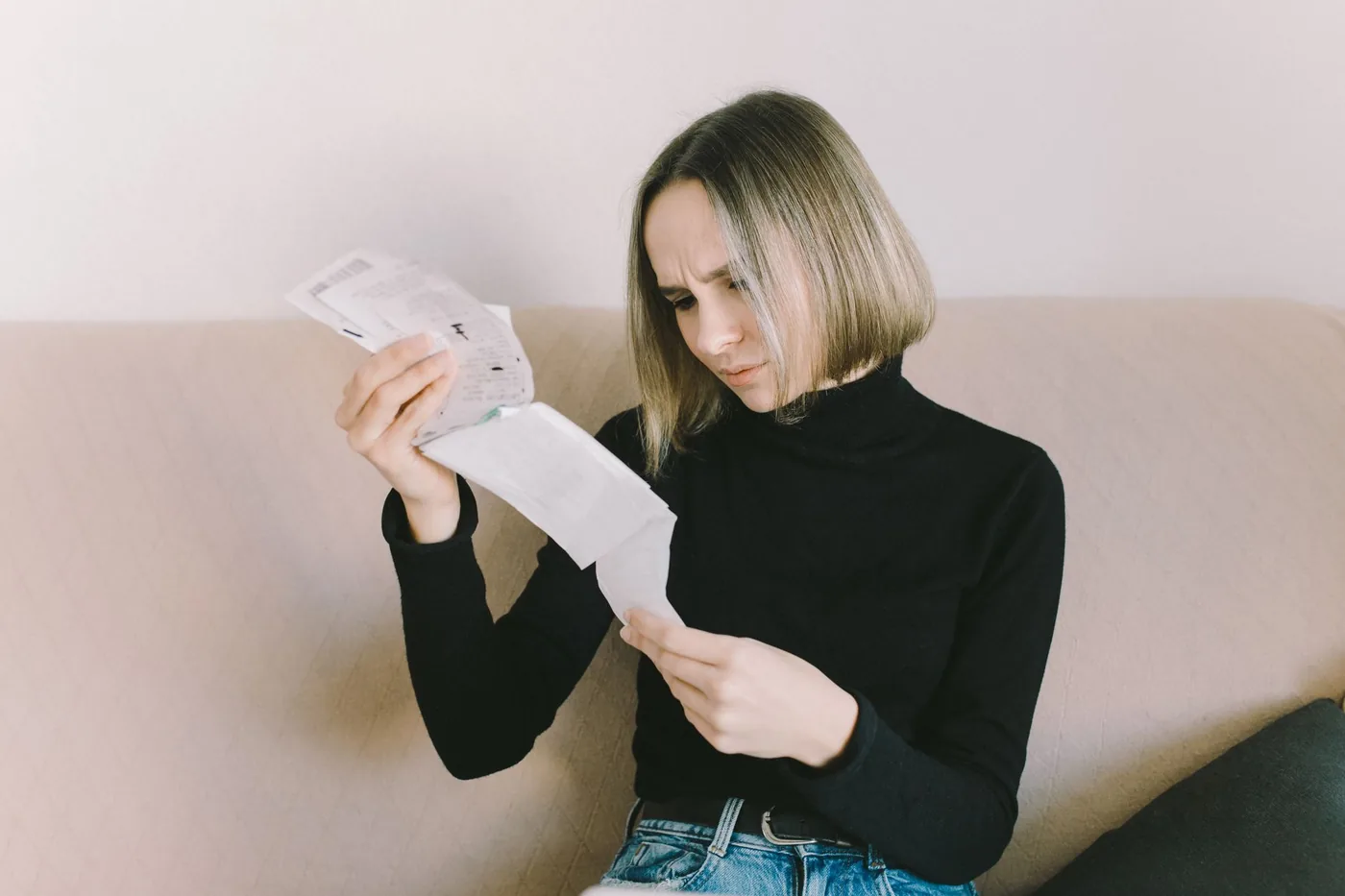 žena s obavami čte papírový dokument