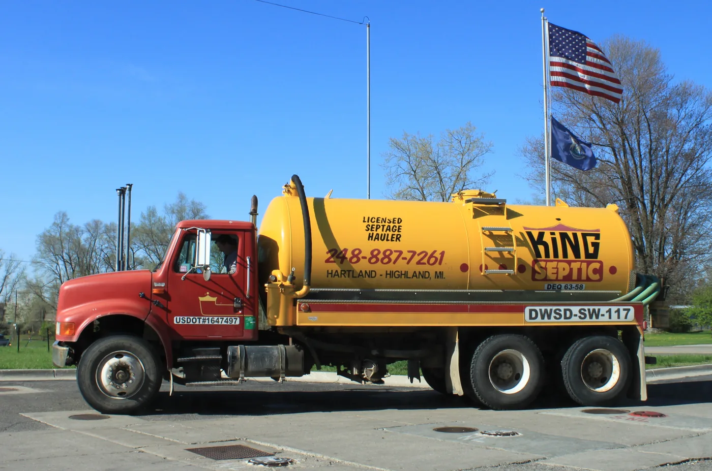 žlutá cisterna určená k vývozu septiku