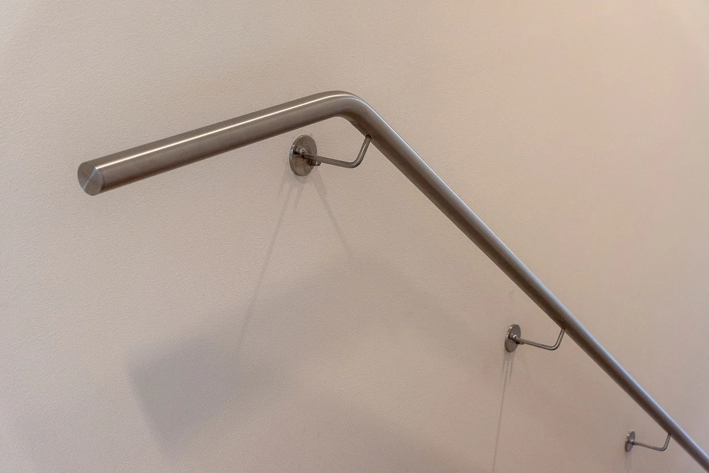 detail nerezového zábradlí na schodišti