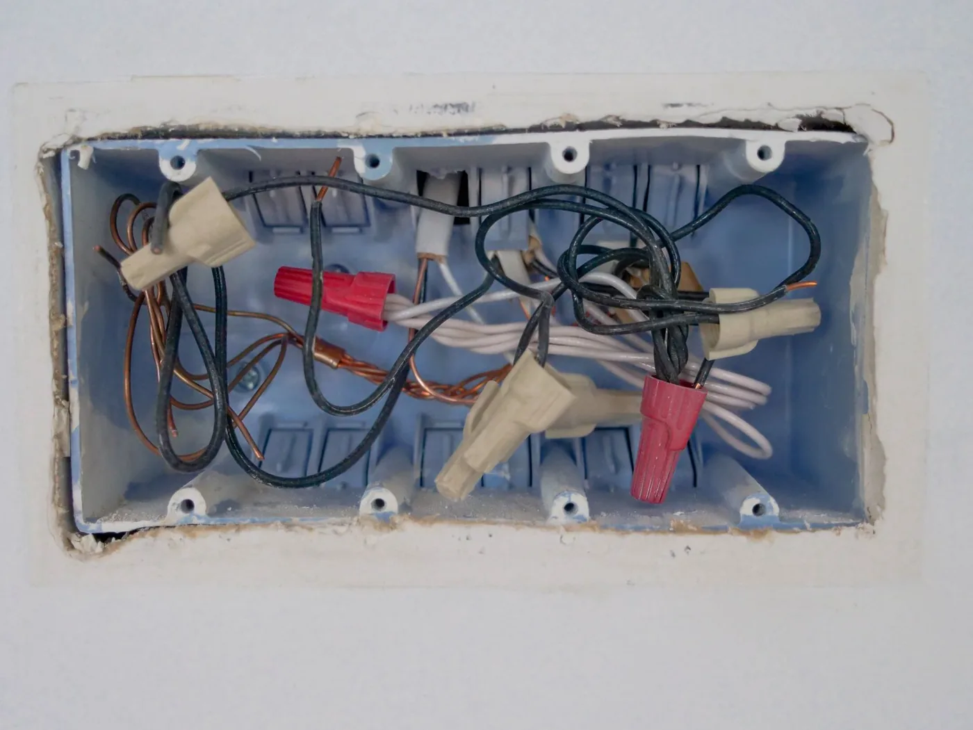 otevřená elektroinstalační krabice s vodiči