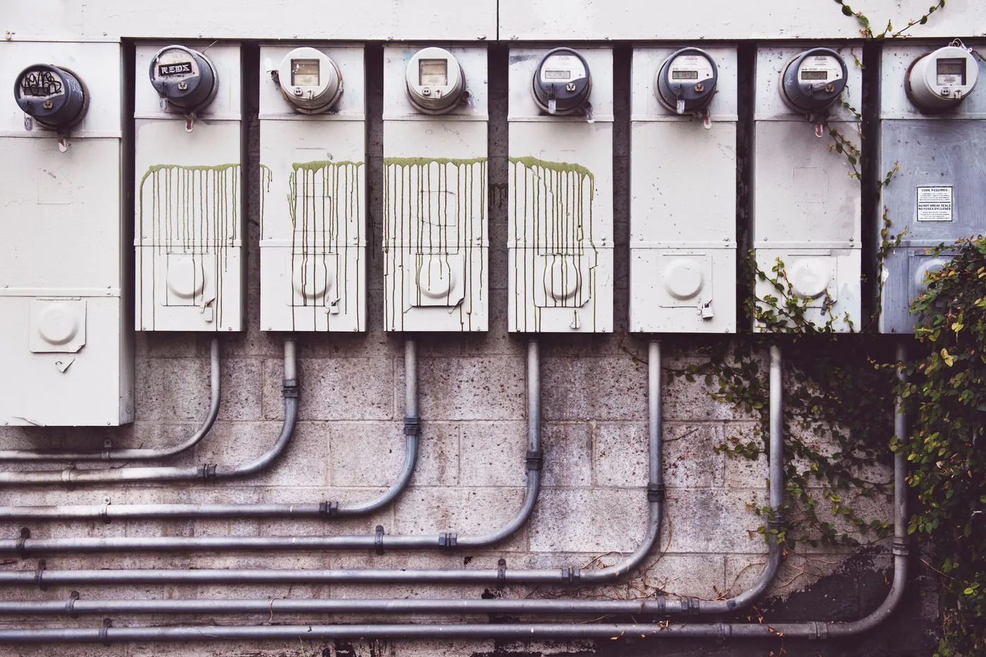 elektroměry s trubkami na zdi domu