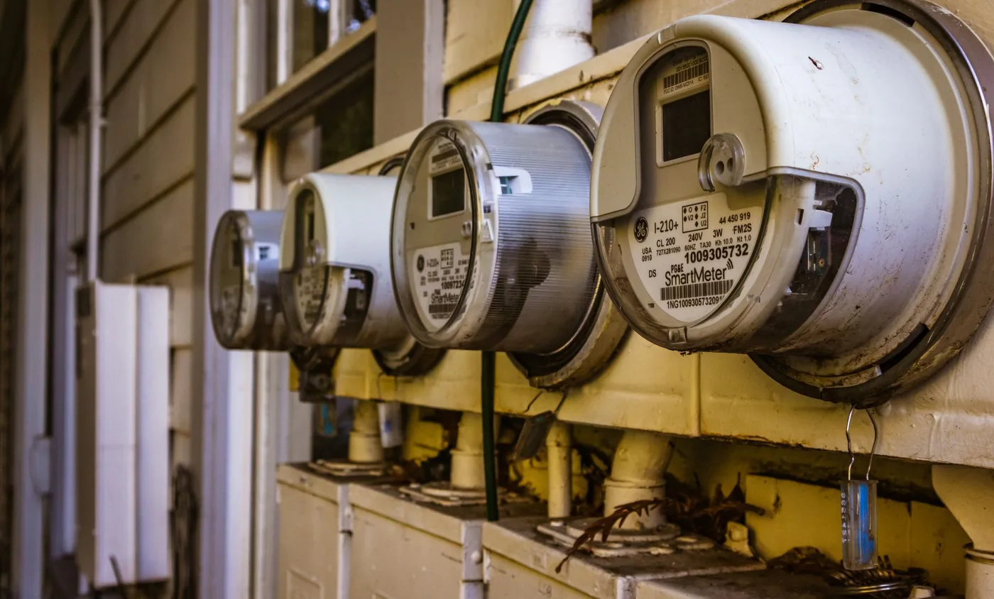 chytré elektroměry na fasádě rodinného domu