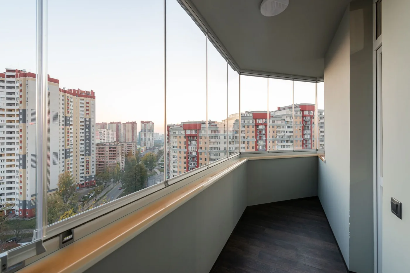 zasklený balkon s výhledem na město