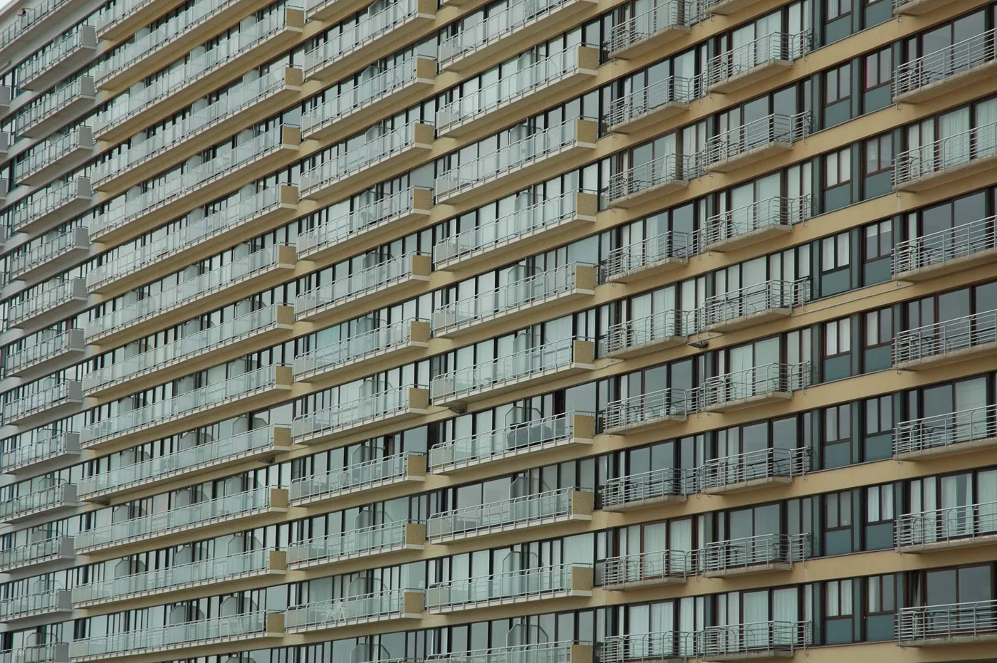 fasáda domu s prosklenými balkony