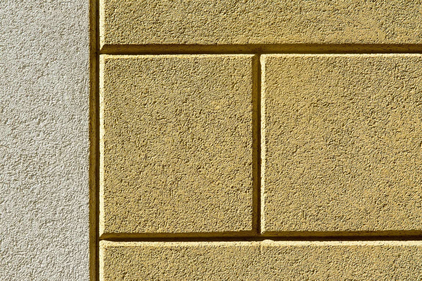 detail žluté omítky na zateplené fasádě