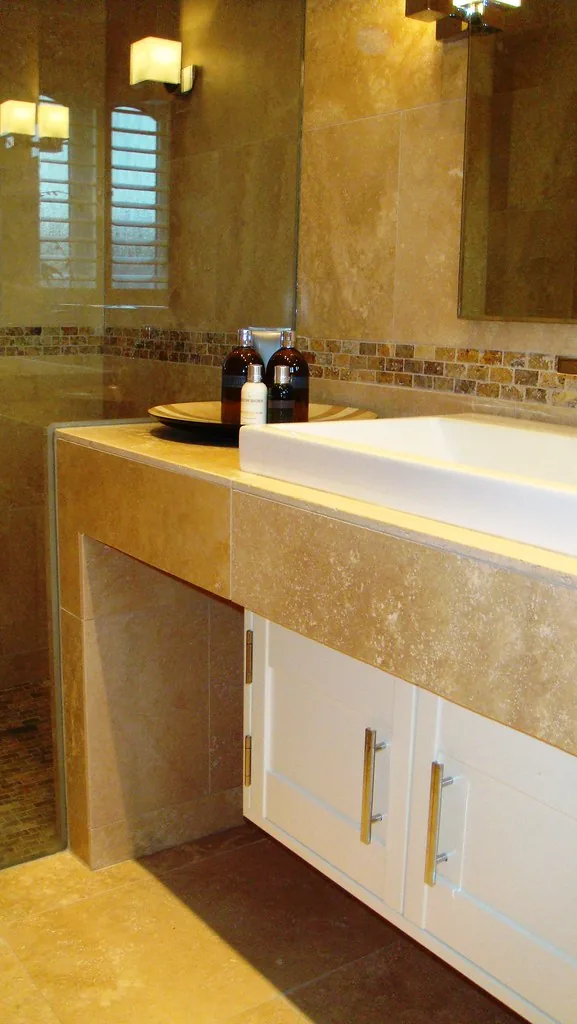 zrcadlo nad umyvadlovou skříňkou v koupelně